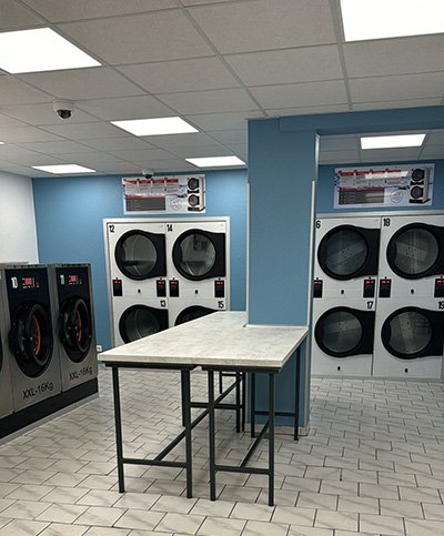 Waschcenter Rothenburgsort: helle Halle mit Waschmaschinen und Trocknern